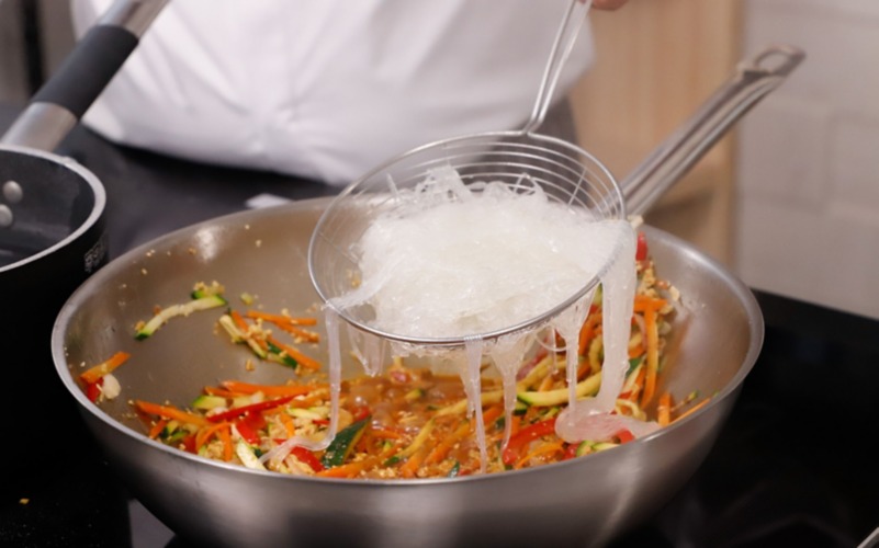 far saltare gli spaghetti con verdure