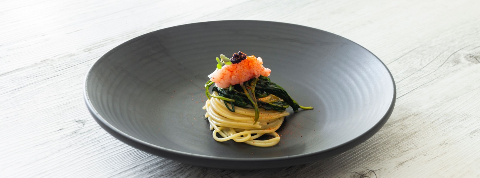 Spaghetti al tarassaco con tartare di gamberi