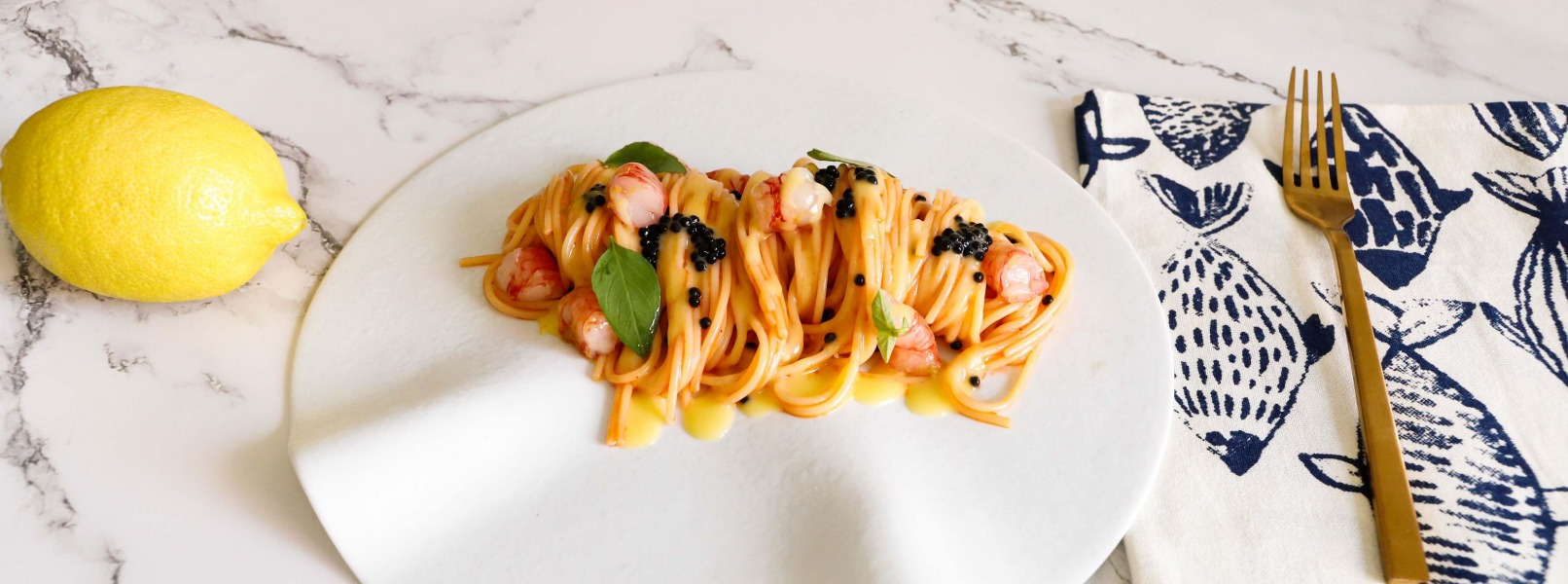 Spaghettino con gambero rosso, uova di pesce e limone