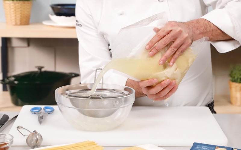 cuocere croste parmigiano e filtrare acqua cottura