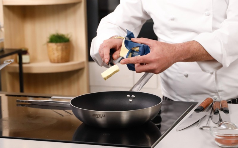 sciogliere burro in padella