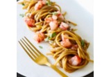Spaghettoni con gamberi e crema di aglio neroalt