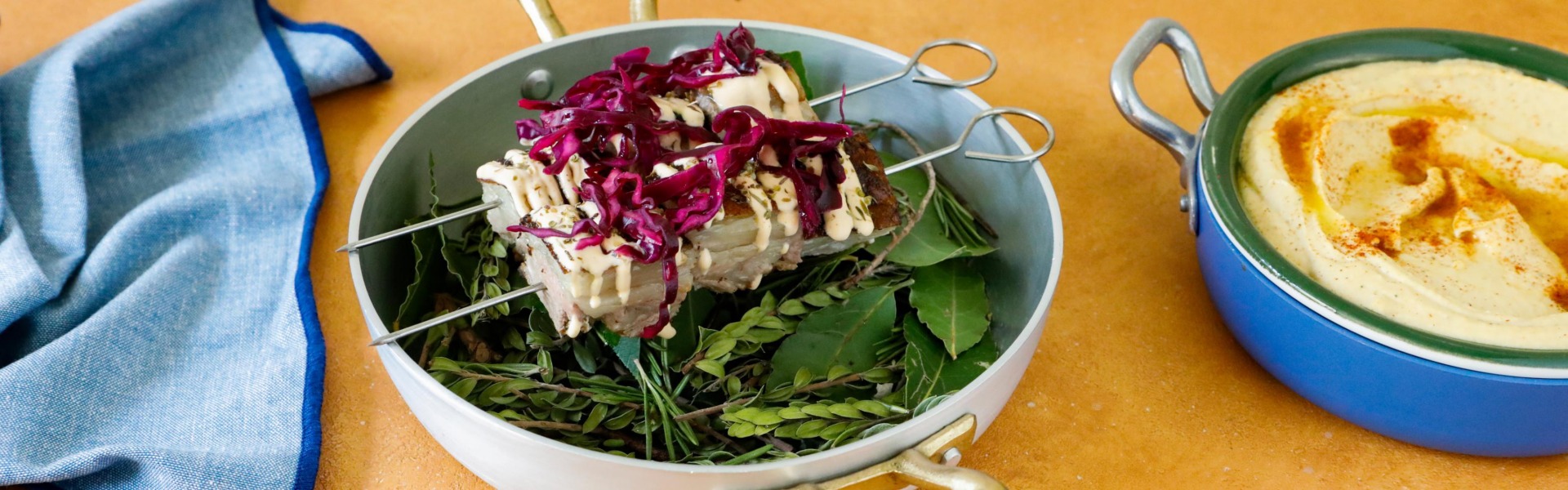 Spiedini di agnello e hummus