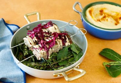 Agnello marinato con salsa allo yogurt e hummusalt