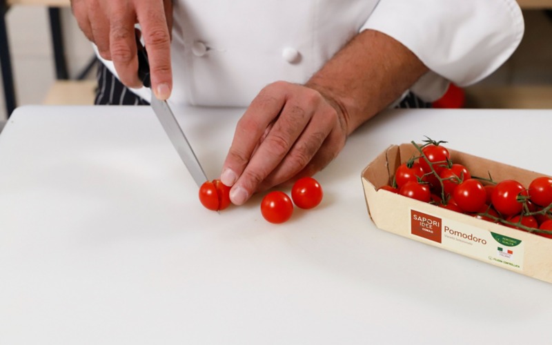 tagliare pomodori