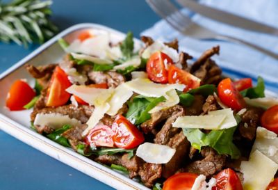 Straccetti di scottona con rucola e grana: leggeri e deliziosialt