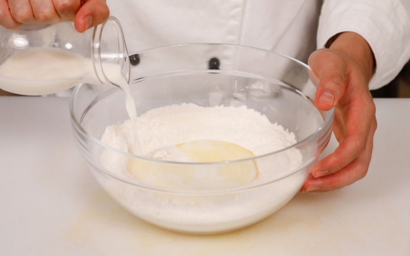 Preparazione della pastella per gli strauben