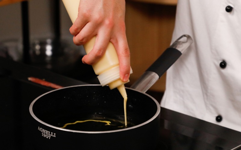 Preparazione degli strauben nell'olio bollente