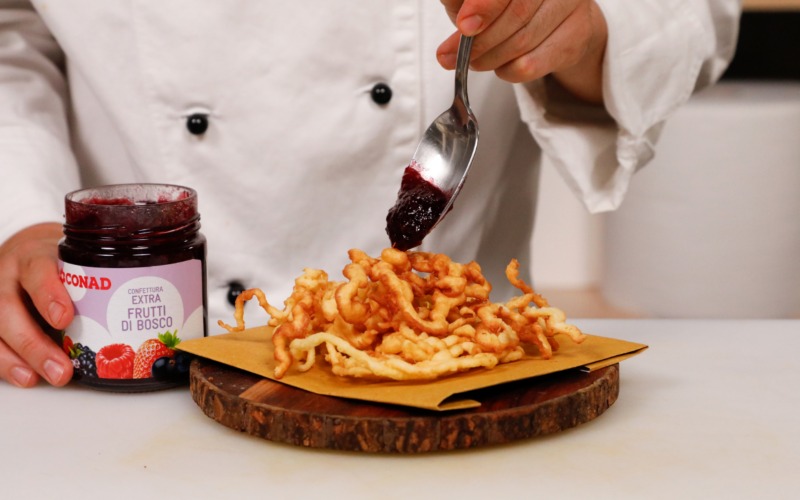 Strauben trentini con confettura di frutti di bosco