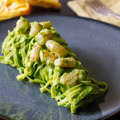 Tagliatelle all'uovo con gamberi e pesto di rucola