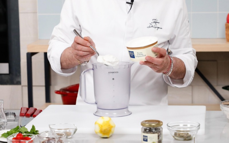 versare ricotta nel frullatore