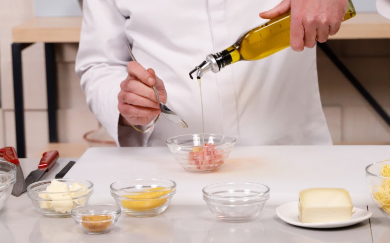 Tartare di gambero rosso con olio e limone per tagliolini