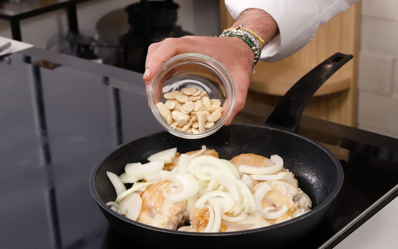 aggiungere cipolle e prugne