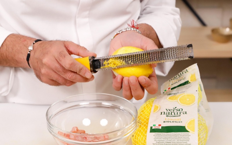 grattugiare bucce limone