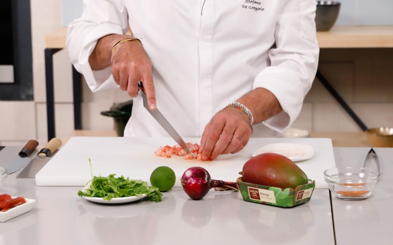 pulire e tagliare gamberi rossi