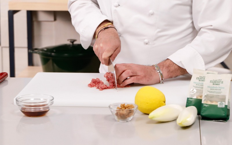 tagliare carne al coltello