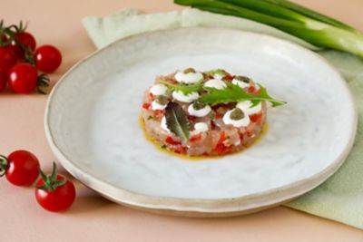  Tartare di ricciola con crema di squacquerone e pomodorialt