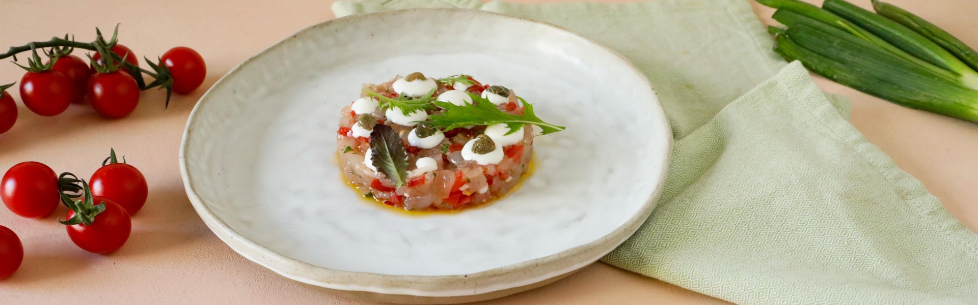 tartare-di-ricciola-con-squacquerone-e-pomodori