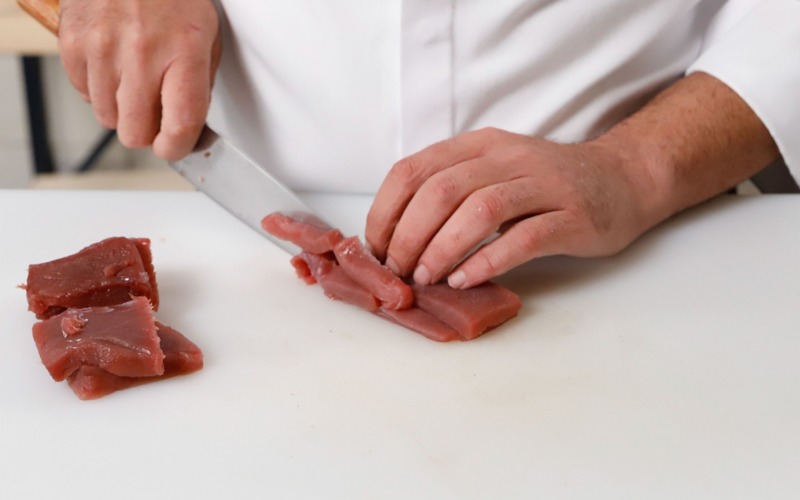 tagliare strisce tonno