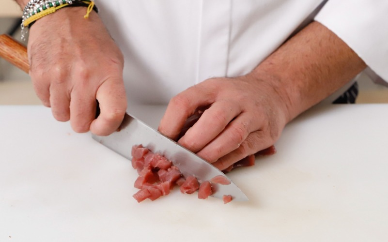 tagliare cubetti tonno
