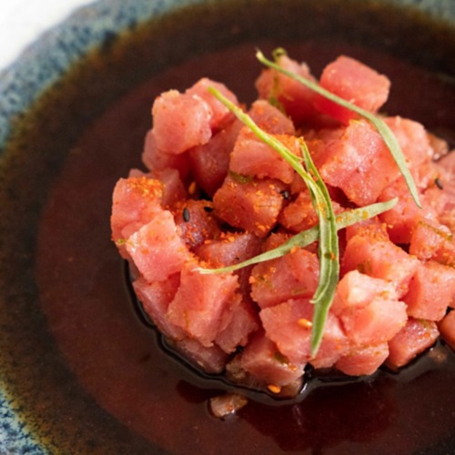 Tartare di tonno gourmet con salsa di soia e zenzero