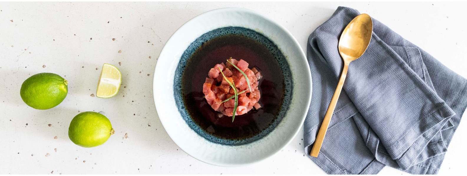 Tartare di tonno gourmet con salsa di soia e zenzero