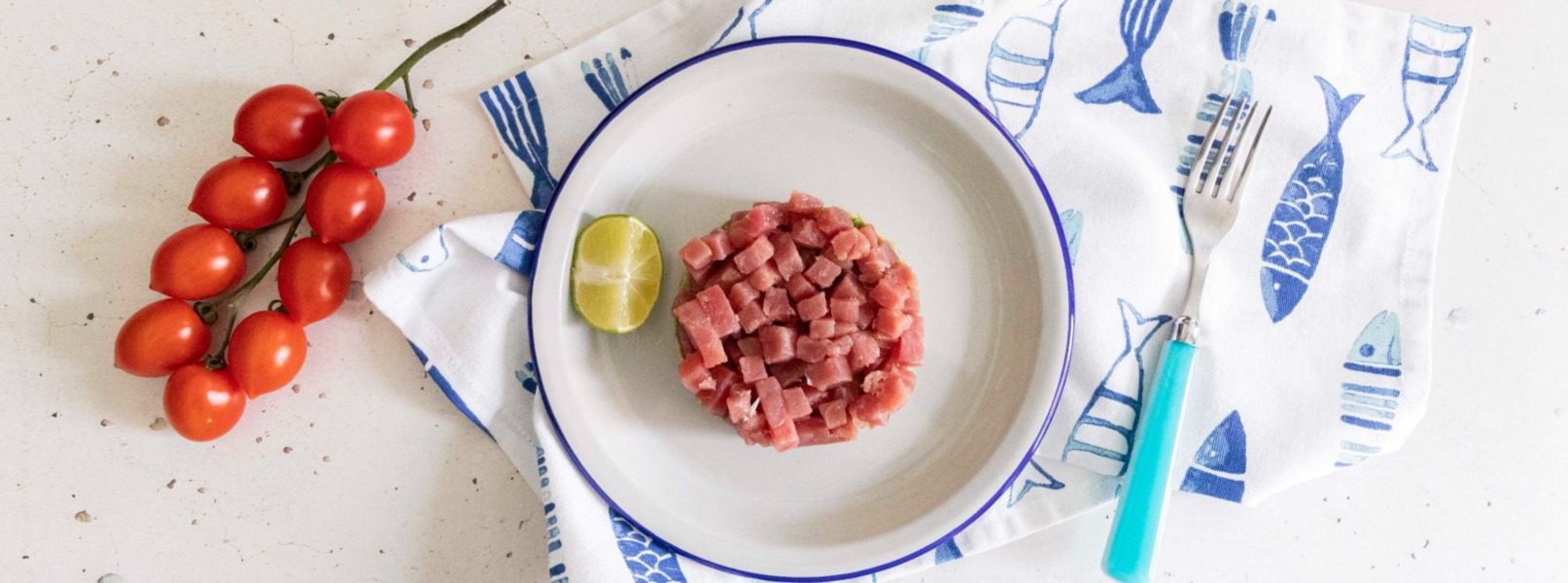 Tartare di tonno con avocado e pomodorini