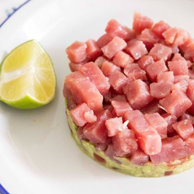 Tartare di tonno con avocado e pomodorinialt