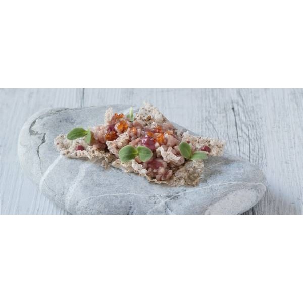 Tartare di carne con salsa alla barbabietola e uova di salmone