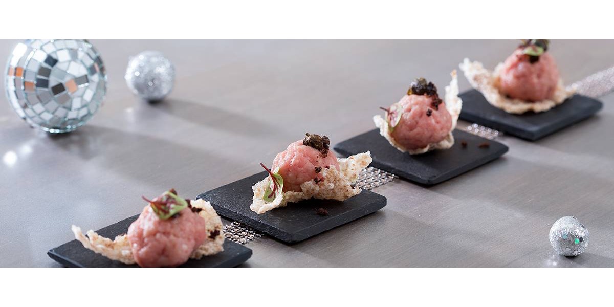 Tartare di manzo con cappero croccante, terra di olive e farro soffiato