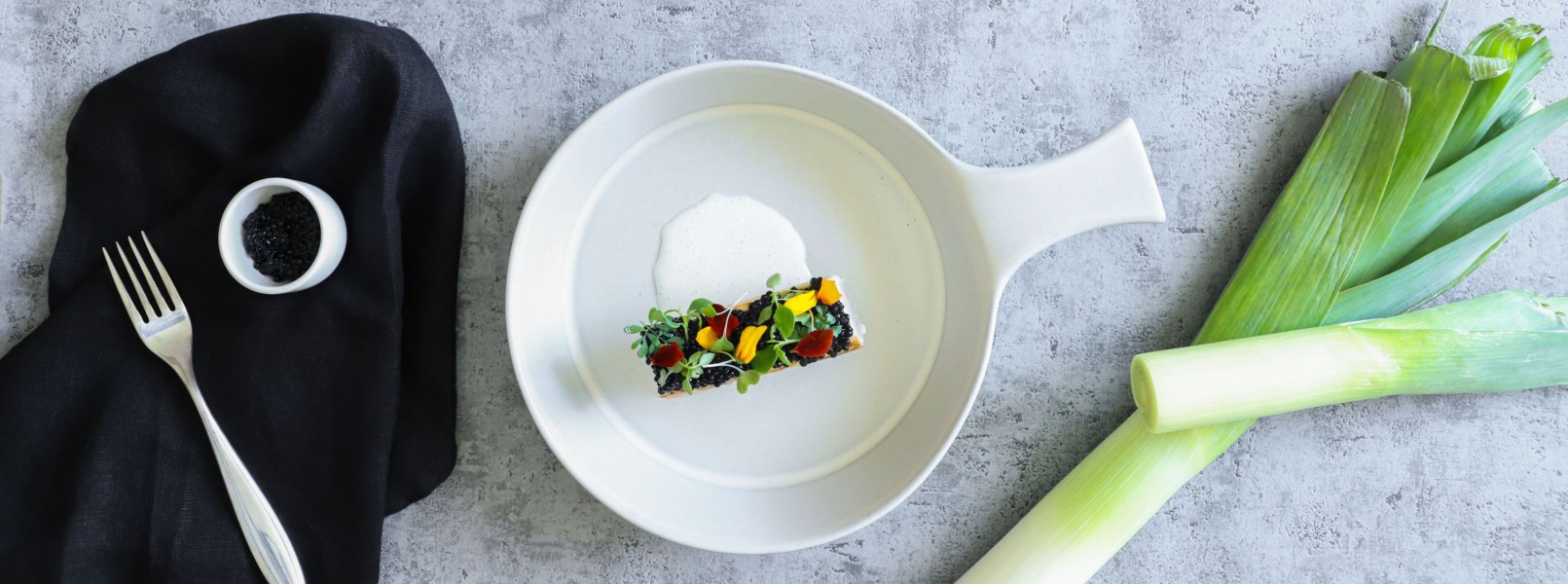 Tataki di spada, porro e colatura di bufala