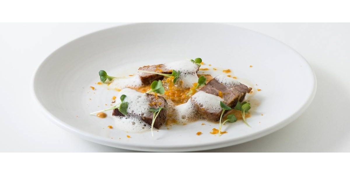 Tataki di tonno con maionese di pomodoro e aria di wasabi