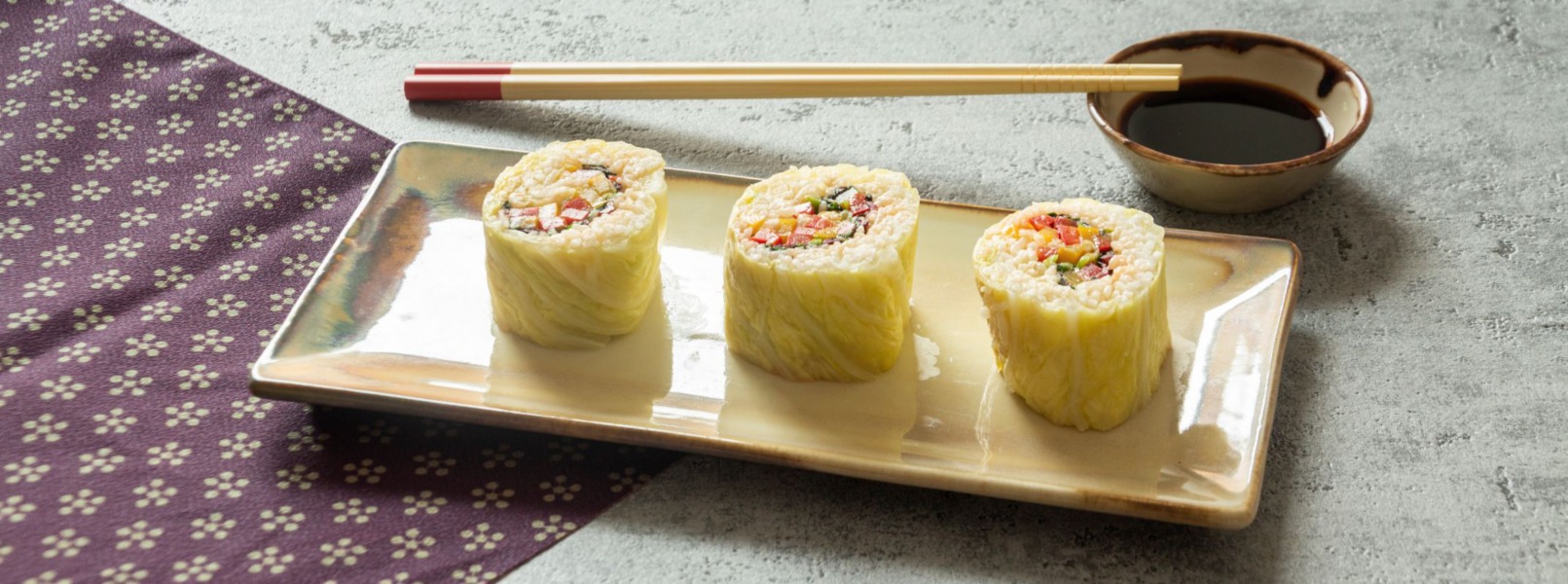 Sushi di riso e verdure con foglie di verza