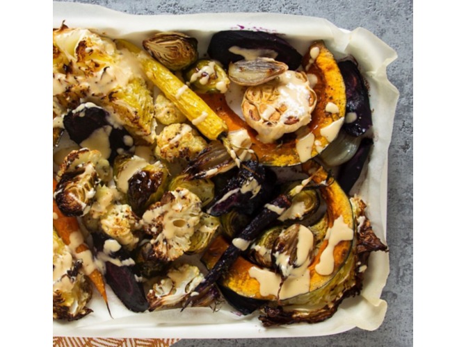 Verdure al forno con crema di miso e mandorlealt