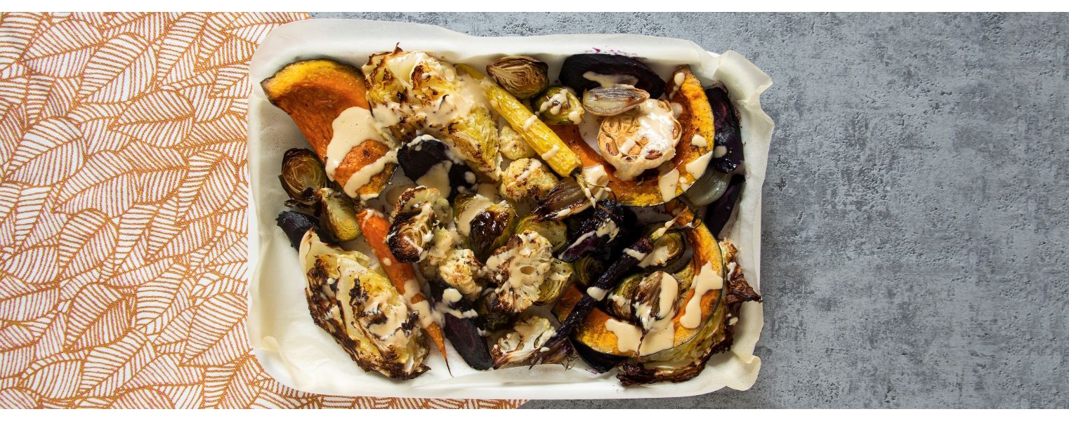Verdure al forno con crema di miso e mandorle
