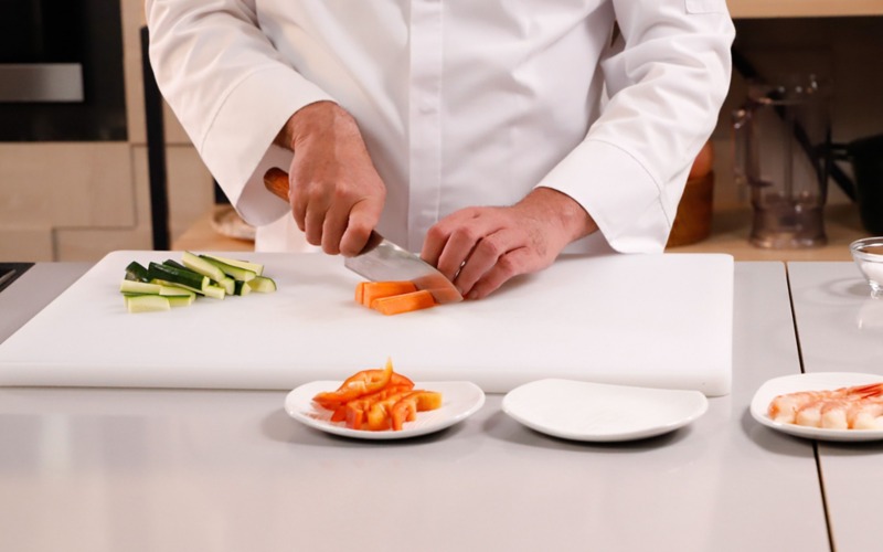 tagliare verdure pulire gamberi