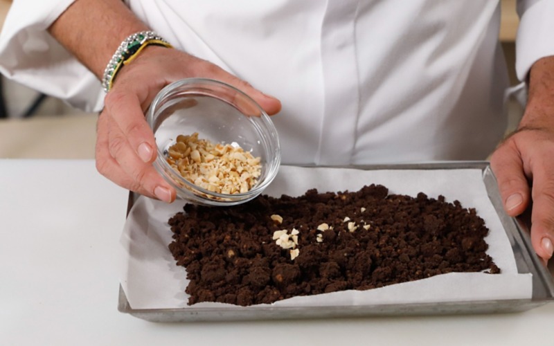 mescolare cacao nocciole