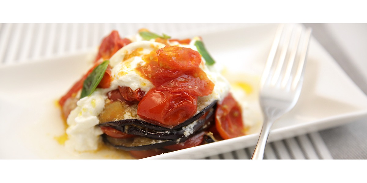 Parmigiana estiva di melanzane con pomodoro e stracciatella