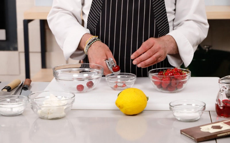 denocciolare ciliegie