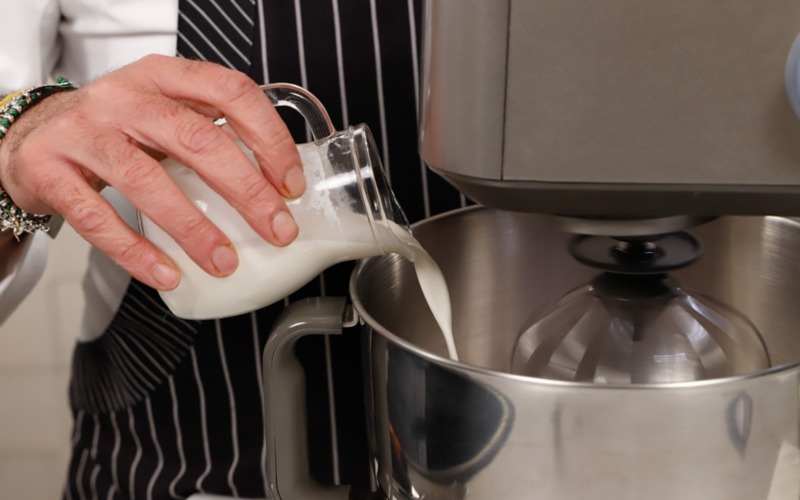 aggiungere panna a composto