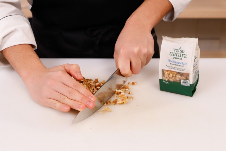 Noci tritate per la torta 