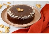 Torta con noci e scaglie di cioccolato, un dolce elegante nella sua semplice bontàalt