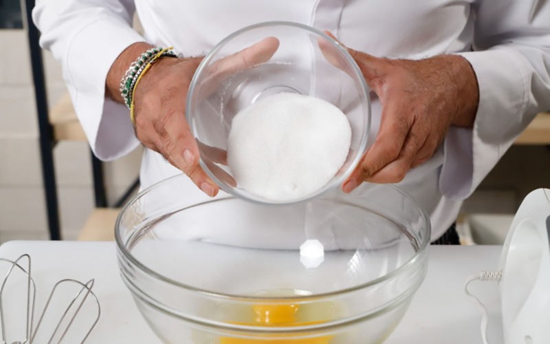 lavorare uova zucchero