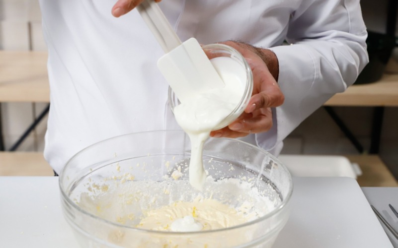 aggiungere yogurt e limone