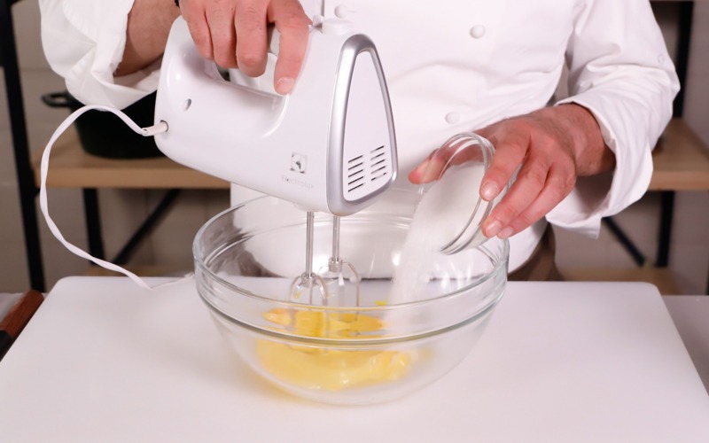 mescolare uova e zucchero