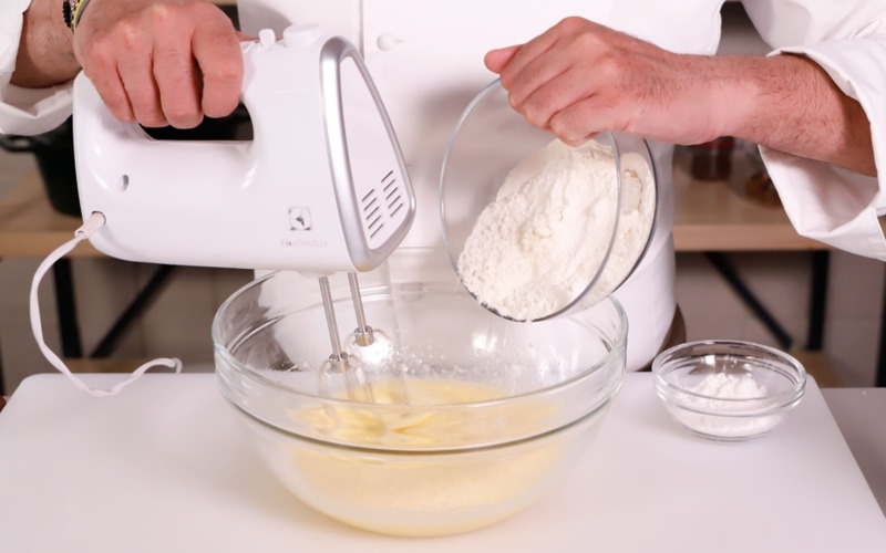 aggiungere la farina