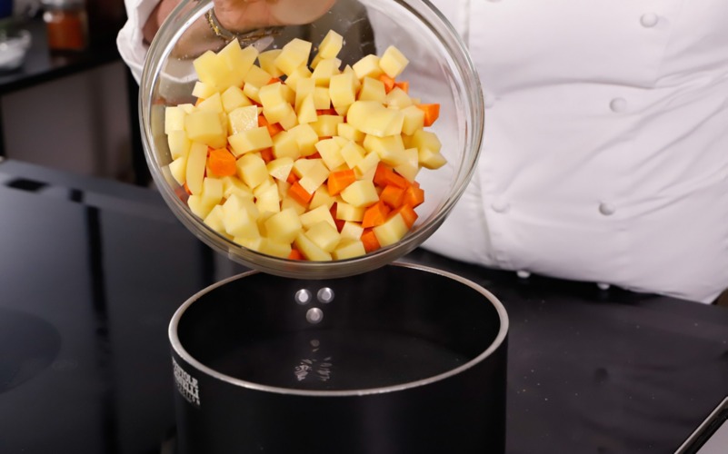 Sbollentare patate e carote