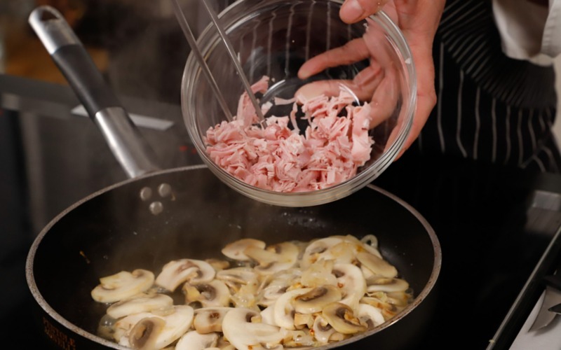 aggiungere prosciutto ai funghi