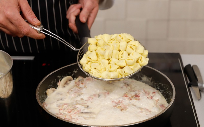 aggiungere tortellini in padella