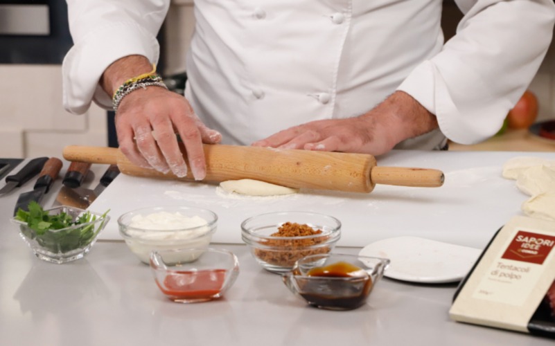 impastare, far riposare e poi fare 8 dischetti